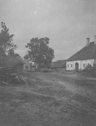 Dorfstraße : Blick auf ein Dorf, in der Mitte eine Holzkirche