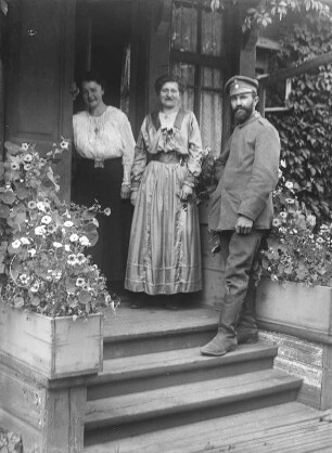 Rudolf Zimmermann mit zwei Frauen : Gruppenaufnahme, Rudolf Zimmermann in Uniform mit zwei Frauen in einem Hauseingang.