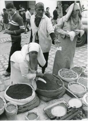 Lebensmittelhändler in Fès : Käufer an dem Stand eines Lebensmittelhändlers auf einem Markt der marokkanischen Stadt Fès.