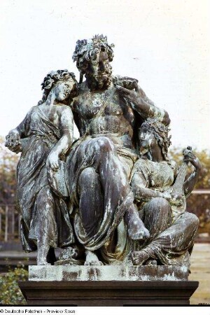 Der Abend, Musik und Tanz : Der Abend, Musik und Tanz. Skulptur aus der Figurengruppe "Die Tageszeiten" (Sandsteinoriginale 1864-1871; Johannes Schilling; Bronzenachguß 1905/1908) an der Freitreppe vom Schloßplatz zur Brühlschen Terrasse, Dresden-Altstadt. Bronze, überlebensgroß