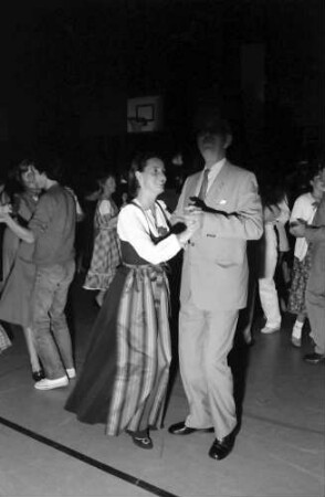 31. Tagung 1981 (29.6.-3.7.) Mediziner; Pressekonferenz: Gräfin Sonja Bernadotte und Graf Lennart Bernadotte beim Tanz