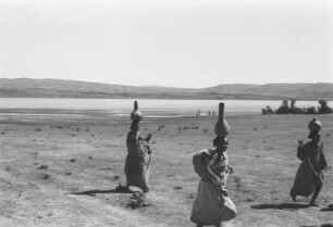 Wasserholende Frauen : Wasser holende Frauen am Haramaya-See bei Harar.