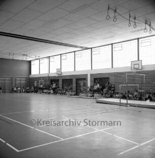 Schule Am Reesenbüttel: Volksschule: Schimmelmannstraße: große Turnhalle: Einweihung: Blick durch die Halle, 15. April 1972