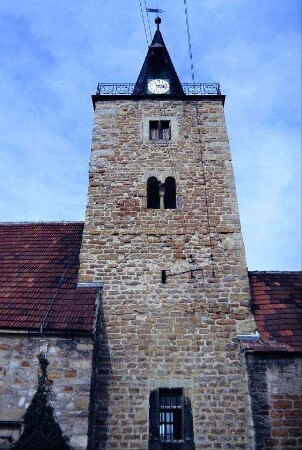 Kirchturm mit romanischem Fenster