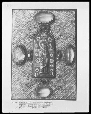 Füllung eines Buchdeckels oder Reliquienkastens, Beschlagteile mit Evangelistensymbolen