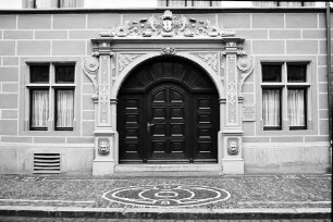 Freiburg: Außenansicht des Basler Hofes nach dem Neuanstrich, Portal