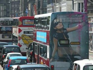 Stauzeit : Verkehrsstau, Hauptgeschäftsstraße Princess Street, Edinburgh. Aufgenommen im Juni 2005. Foto Uwe Gerig