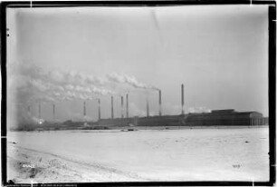 Me Gesamt, Gesamtblick von West, Schnee und Rauch, Bau Me 140 Silo