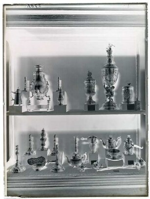 Vitrine mit kunstgewerblichen Gegenständen aus Metall aus Hamburg, Ausstellung