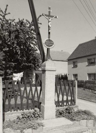 Panschwitz-Kuckau, Wegkreuz : Panschwitz-Kuckau. Kruzifix auf Postament