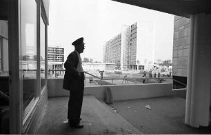 Berlin: Interbau; Terrasse des Erdgeschoss mit Wache; Objekt 16