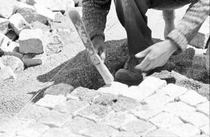 Freiburg-Nord: Steinmetze beim Pflastern; nahe