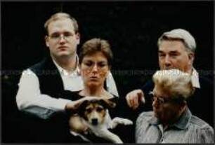 Gruppenporträt einer Familie mit Hund (Altersgruppe 14-17)
