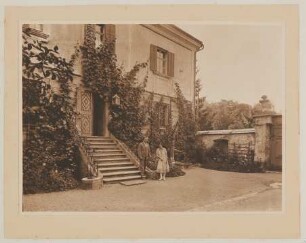 Christiane und Hugo von Hofmannsthal vor Hofmannsthals Rodauner Haus