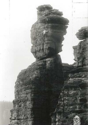 Sächsische Schweiz, Bielatal. Kanzelturm. Seilschaft Paul Illmer in der Südwand (VIIa) am Gipfelkopf. Blick nach Nordost