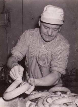 Spritzen von Wurst : Dresden. VEB Vereinigte Fleisch- und Wurstwerke. Spritzen von Wurst