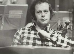 Porträt des Solo-Cellisten Wolfgang Weber. Aufnahme um 1985 während einer Konzertprobe in Leipzig. Fotografie von Evelyn Richter