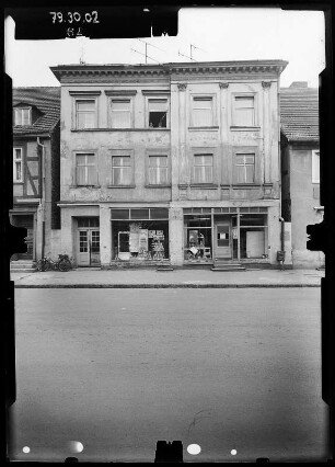 Angermünde, Brüderstraße. Wohnhaus mit Laden. Straßenfront