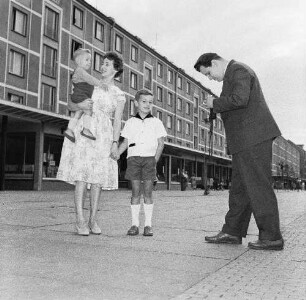 Ein Mann fotografiert seine Frau und die beiden Söhne