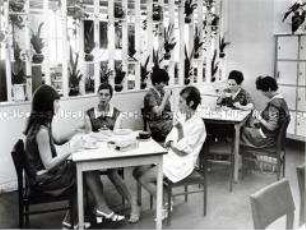 Gruppe "Junger Neuerer" in der Cafeteria des VEB Elektro-Apparate-Werke "Friedrich Ebert" (EAW) in Berlin-Treptow