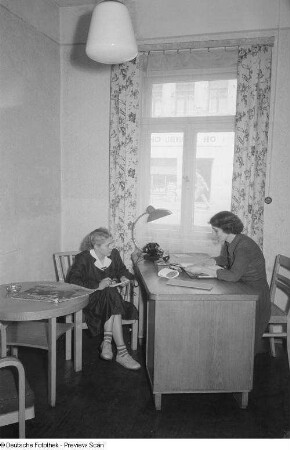Zwei Mitarbeiterinnen