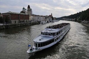 Passau - Ausflugsschiff : Ausflugsschiff auf der Donau vor der Stadtkulisse. Aufgenommen in Passau am 10. Juni 2011