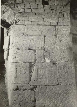 Bürgel/Thüringen: Töpferei Fischer. Alter Töpferofen, an der Wand rechts Monogramme der Firmen, die die Reparaturen durchführten