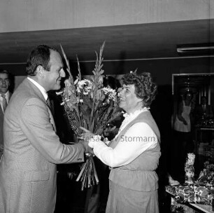 Krott, Sonja: stellvertretende Kreispäsidentin: Foyer vor Kreistagssitzungssaal: Empfang der SPD-Fraktion zum 50. Geburtstag: Überreichung eines Blumenstraußes durch Kreispräsident Hubert Priemel