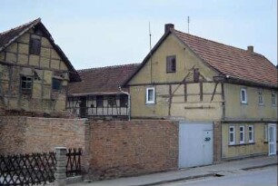 Bauerngehöft mit Hofmauer, Holztor, Wohnhaus traufständig