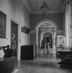 Besucher im Ostberliner Kunstgewerbemuseum in Berlin-Köpenick, um 1975. SW-Foto © Kurt Schwarz.