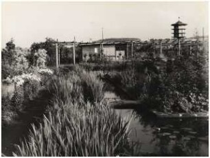 Garten Wibranetz, Lichtenstein: Blick über Teich auf Pergola und Taubenhaus