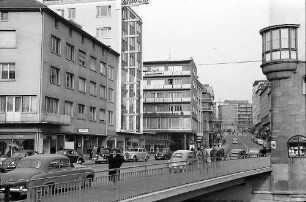 Pforzheim: ein Geschäftshaus mit der Enzbrücke im Vordergrund