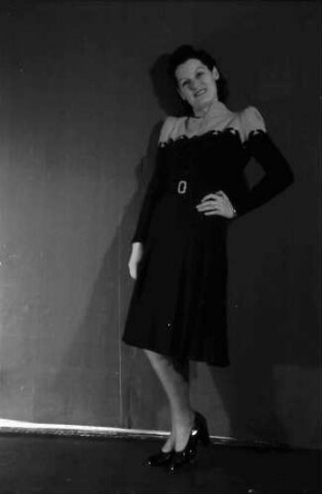Bukarest: Atelier, Frau Konsul, ohne Hut
