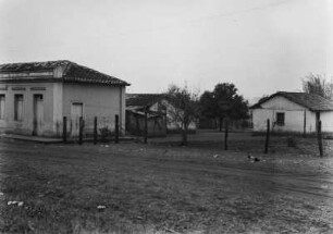 Gebäude in Icém : Blick auf Häuser in Icém, im Vordergrund eine Straße.