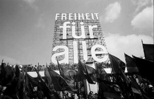 Berlin: "Freiheit für Alle", Transparent mit Fahnen, von unten