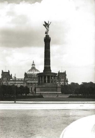 Berlin, Königsplatz. Siegessäule (1869-1873; J. H. Strack) mit Victoria (F. Drake). Blick zum Reichstagsgebäude