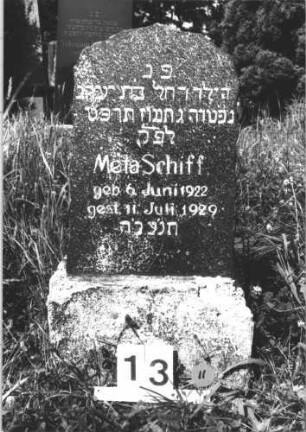 Grabstein 11 (Index: 99805272) Material: Granit, Sockel Kalkstein Zustand: gut, Sockel beschädigt Maße HxBxT: 73x32x18 cm Beschreibung: Stele, Sockel, Segmentbogenabschluß Besonderheit: Kindergrab: Grabstein 11
