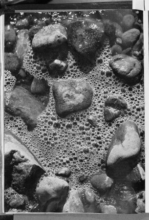 Formalismus. Strukturbild (vielleicht Steine in der Gischt des Meeres)