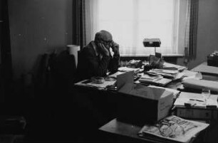 Dr. Erhard Frommhold, Cheflektor des Verlags der Kunst, in seinem Arbeitszimmer