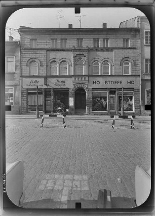 Sebnitz, August-Bebel-Platz (Markt). Wohnhaus mit Läden. Straßenfront