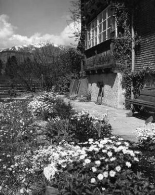 Teilansicht eines Wohnhauses mit Garten (vielleicht in Sonthofen)