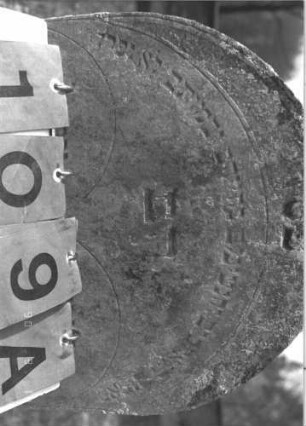 Grabstein 109 (Index: 100008920) Zustand: Rückseite leicht verwittert, Flechten Maße HxBxT: 70x40x12 cm Besonderheit: Kinderdoppelgrab für Geschwister: Grabstein 109A