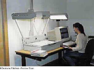 Benutzerin beim Scannen