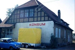 Fachwerkbau mit Krüppelwalm, Umnutzung zu KONSUM