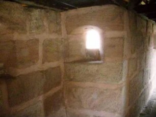 Kirchhofmauer im Südwesten mit Wehrgang am südwestlichen Rundturm-Mauerversatz mit Erkerscharte im Detail
