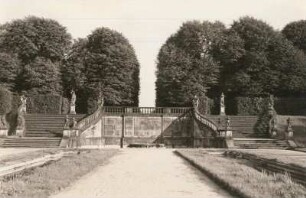 Heidenau-Großsedlitz. Barockgarten Großsedlitz (1719/1727). "Stille Musik". Ansicht vom Unteren Orangerieparterre