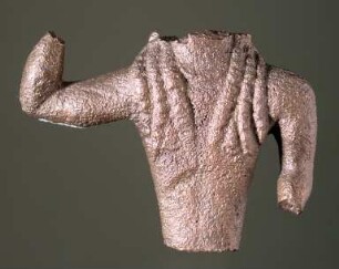 Fragment einer früharchaischen Kriegerstatuette