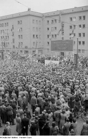 Zuschauer vor der Tribüne auf der Straße der III. Weltfestspiele (heutige Jahnallee)