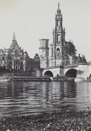 Dresden, Blick vom Neustädter Elbufer auf die Altstadt (Schloß und Hofkirche)