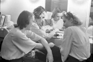 Plaza: Plaza-Girls proben; Girls in der Garderobe